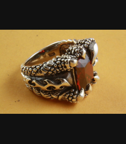 TOTENKOPF LILIEN KREUZ KRALLEN RING ROTEN STEIN 925 SILBER SILBERRING / 449